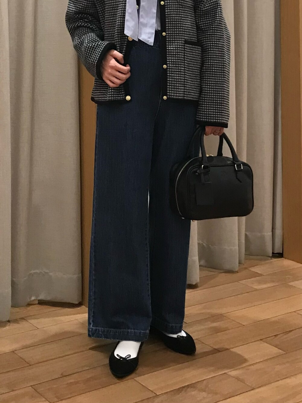 「チェック、冬コーデ、きれいめカジュアル、お出かけコーデ、デニム、秋服コーデ、大人かわいい、着回しコーデ、秋冬、大人女子、秋服、ootd、冬、今日のコーデ、オトナカワイイ」｜「fredy emueのレザースクエアボストンバック（ハンドバッグ、ブラック系）」を使った、Wajikiさん（レディース・157cm）の秋コーディネートの4枚目の写真