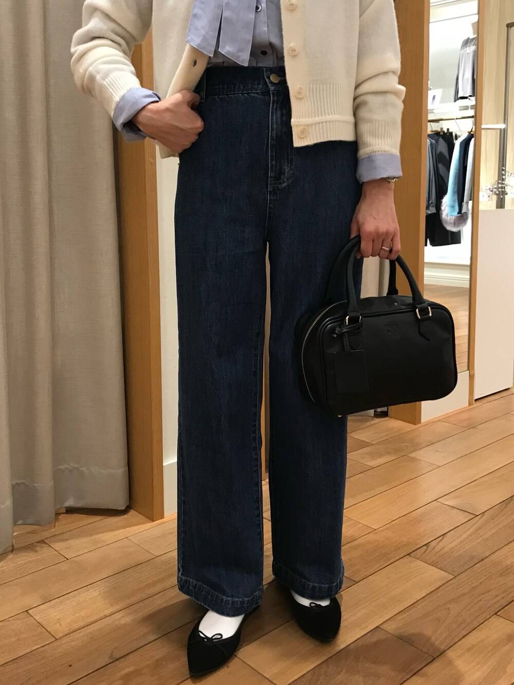 「ニット、冬コーデ、きれいめカジュアル、お出かけコーデ、デニム、秋服コーデ、大人かわいい、着回しコーデ、大人女子、秋服、ootd、オトナカワイイ、冬、今日のコーデ、秋冬」｜「fredy emueのボウタイ2WAYブラウス（シャツ/ブラウス、ブルー系）」を使った、Wajikiさん（レディース・157cm）の秋コーディネートの4枚目の写真