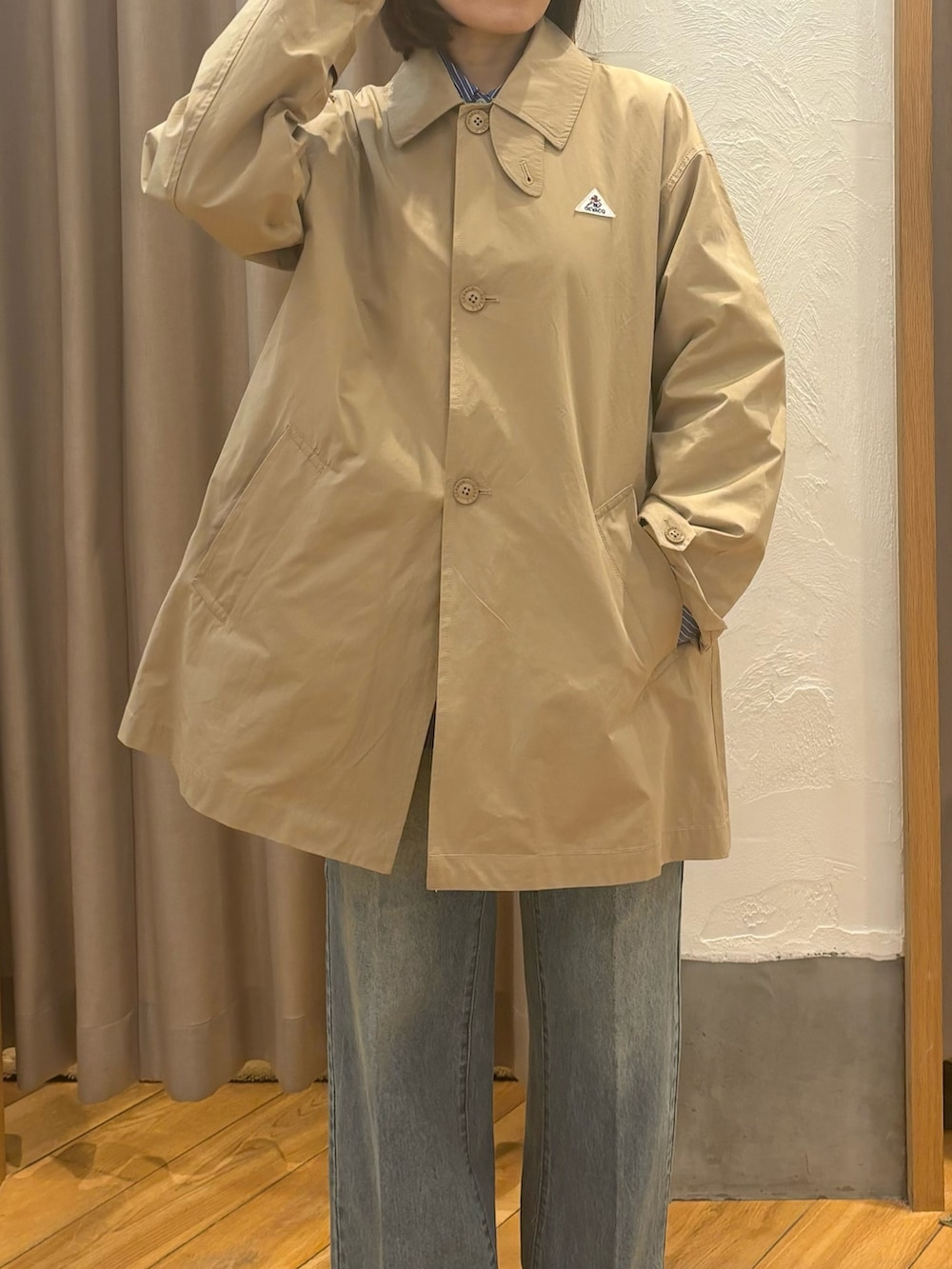 「春色、春めき満開コーデ、春コーデ、ローファー、大人カジュアル、休日スタイル、お出かけコーデ、春服コーデ、お花見コーデ、オトナ女子、大人ファッション、お花見、ラクチンコーデ、ゆるコーデ、トレンチコート」｜「fredy emueのFRセンタープレスセミワイドデニムパンツ（デニムパンツ、ブルー系）」を使った、Wajikiさん（レディース・157cm）の春コーディネートの4枚目の写真