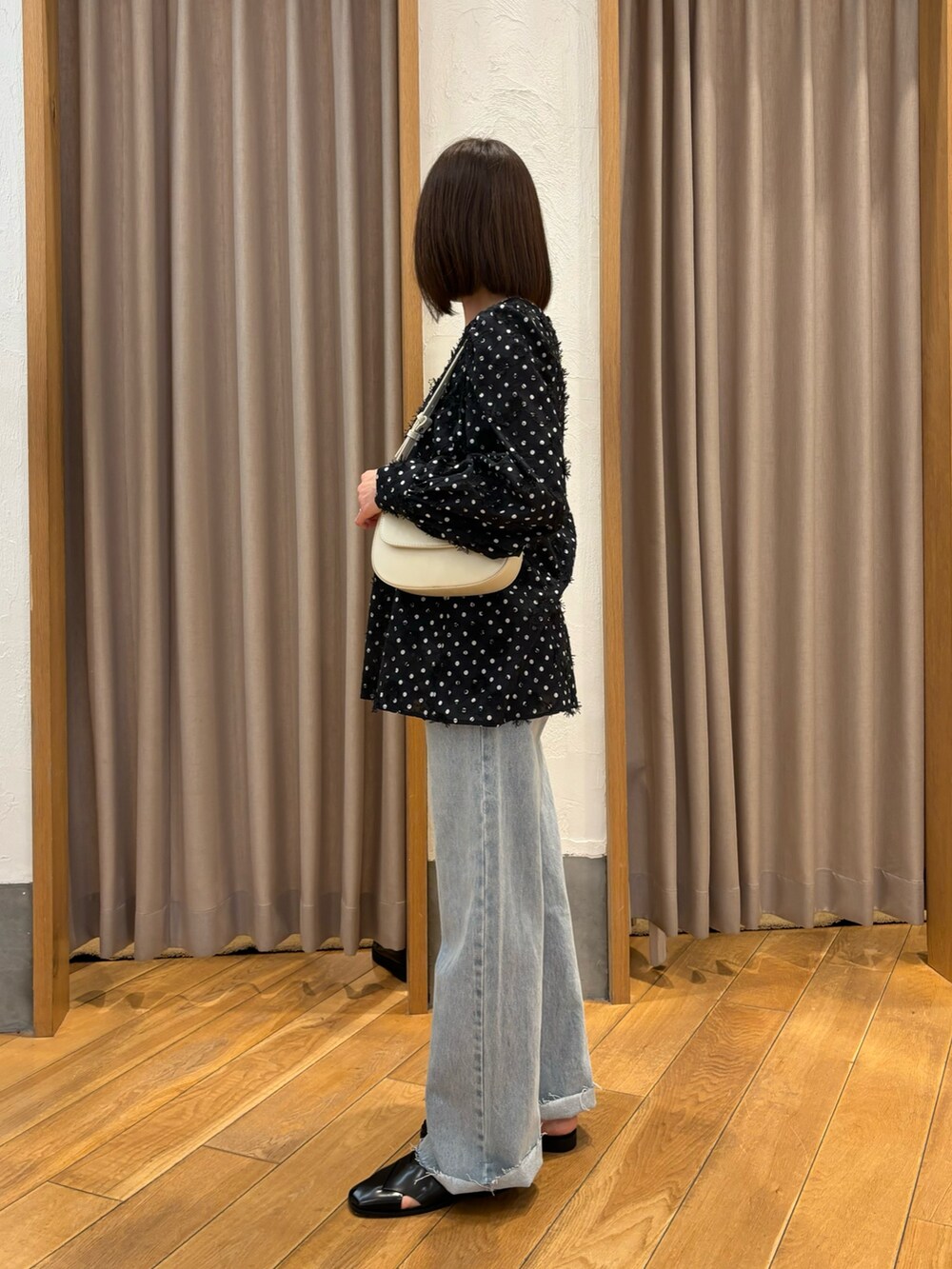 「春めき満開コーデ、春コーデ、大人カジュアル、フレアパンツ、休日スタイル、お出かけコーデ、ショルダーバッグ、カジュアルスタイル、パンツコーデ、オトナカジュアル、ブラック、シンプル、シャツ好き集まれ、はるコーデ、春服」｜「fredy emueの3D刺繍ドットチュニックブラウス（シャツ/ブラウス、ブラック系）」を使った、Wajikiさん（レディース・157cm）の春コーディネートの2枚目の写真