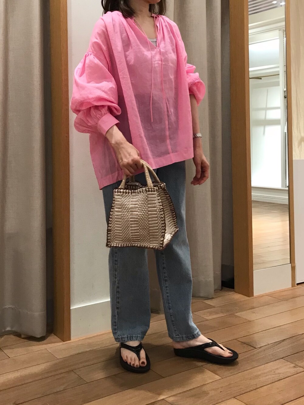 シルバー系のTシャツ/カットソー、ブルー系のデニムパンツ、ブラック系のサンダルを着用したレディースの夏コーディネートの3枚目の写真