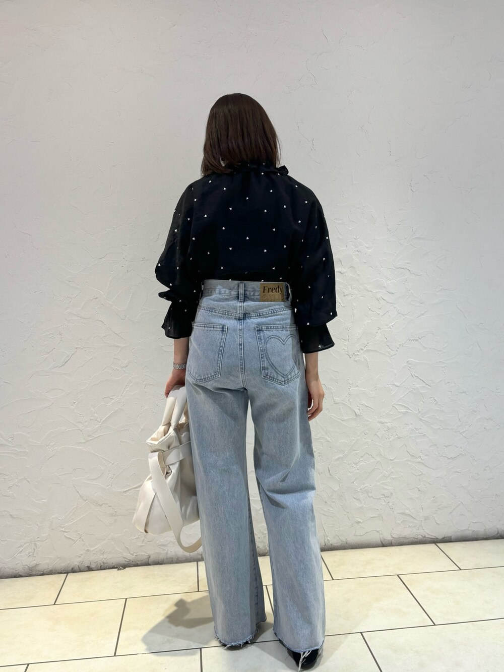 「春色、今日のコーデ、春先取り、オトナ女子、春服コーデ、大人かわいい、休日スタイル、春服、フリルブラウス、きれいめコーディネート、レディースファッション、シアートップス、デイリーカジュアル、シャツスタイル、オトナカジュアル」｜「fredy emueの【OUTDOOR PRODUCTS /アウトドアプロダクツ】2wayベルトトートバックS（ショルダーバッグ、ホワイト系）」を使った、Wajikiさん（レディース・157cm）の冬コーディネートの2枚目の写真