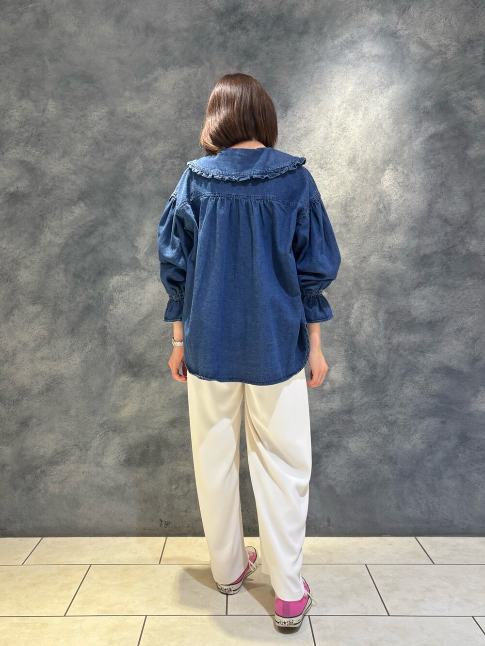 「休日スタイル、パンツコーデ、春服、楽チンコーデ、ラクチンコーデ、スニーカー女子、オトナ女子、春、大人女子、春夏コーデ、春カラー、キレイめカジュアル、シャツスタイル、オトナカジュアル、今日のコーデ」｜「fredy emueの【新色登場】とろみツイルスラックスイージーパンツ（その他パンツ、ホワイト系）」を使った、Wajikiさん（レディース・157cm）の冬コーディネートの3枚目の写真