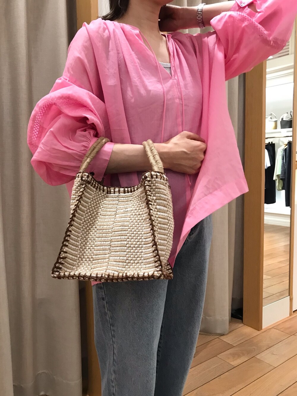シルバー系のTシャツ/カットソー、ブルー系のデニムパンツ、ブラック系のサンダルを着用したレディースの夏コーディネートの4枚目の写真