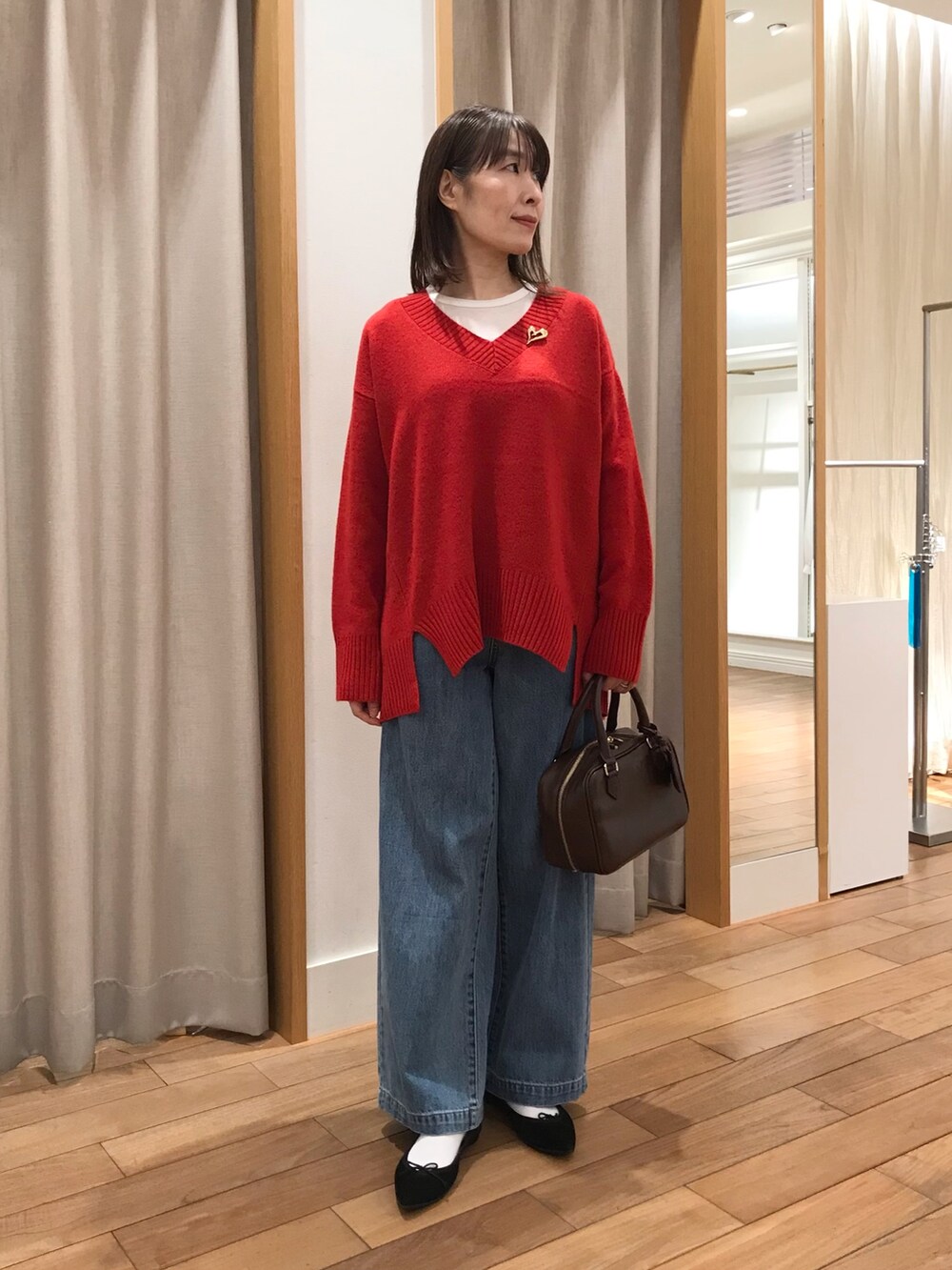 「デニム、レイヤードスタイル、秋コーデ、ブラウン、お出かけコーデ、休日スタイル、ニット、大人女子、シンプル、大人かわいい、ニットコーデ、オトナカジュアル、ootd、秋のコーデ、秋冬コーデ」｜「fredy emueのシアーウォームフライス ロンTシャツ（Tシャツ/カットソー、ホワイト系）」を使った、Wajikiさん（レディース・157cm）の秋コーディネートの4枚目の写真