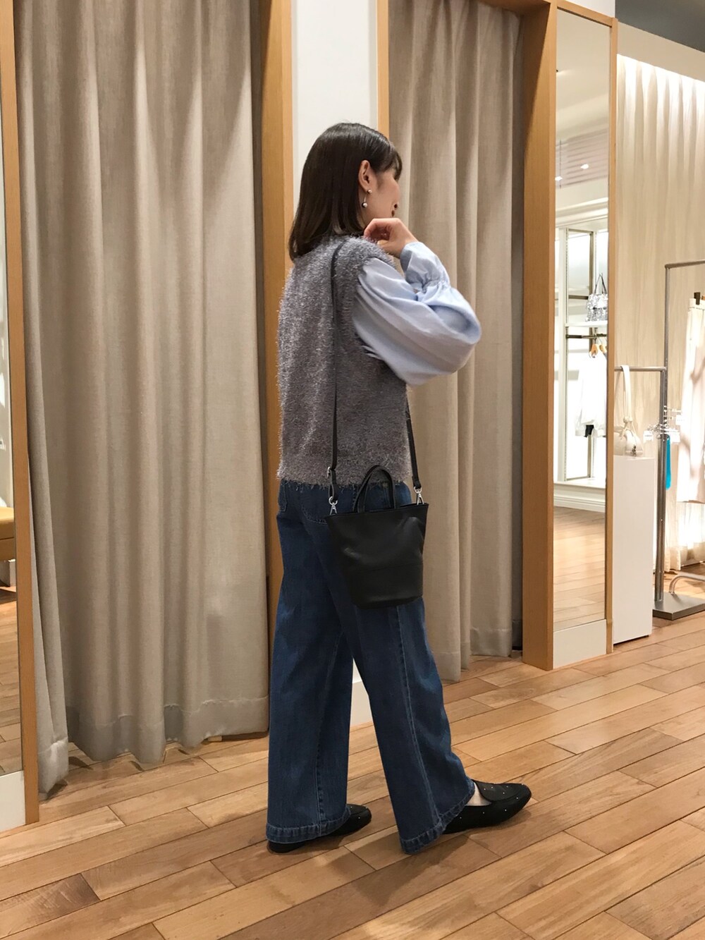 「デニム、シャツスタイル、ローファー、ショルダーバッグ、レザー、お出かけコーデ、秋コーデ、オトナカジュアル、大人かわいい、大人女子、おでかけコーデ、秋冬コーデ、ブルー、デニムコーデ、秋のコーデ」｜「fredy emueのシルキーレーヨン前開きギャザーブラウス（シャツ/ブラウス、ブルー系）」を使った、Wajikiさん（レディース・157cm）の秋コーディネートの3枚目の写真