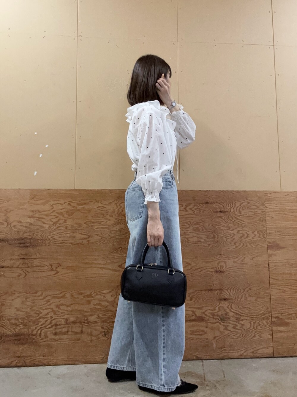 「ショルダーバッグ、休日スタイル、お出かけコーデ、大人カジュアル、春夏コーデ、シンプルコーデ、ootd、シャツスタイル、キレイめ、オトナカジュアル、大人女子、ホワイト、ブラウス×デニム、シャツ/ブラウス、オトナカワイイ」｜「fredy emueのドット刺繍フリルカラーブラウス（シャツ/ブラウス、ホワイト系）」を使った、Wajikiさん（レディース・157cm）の春コーディネートの2枚目の写真