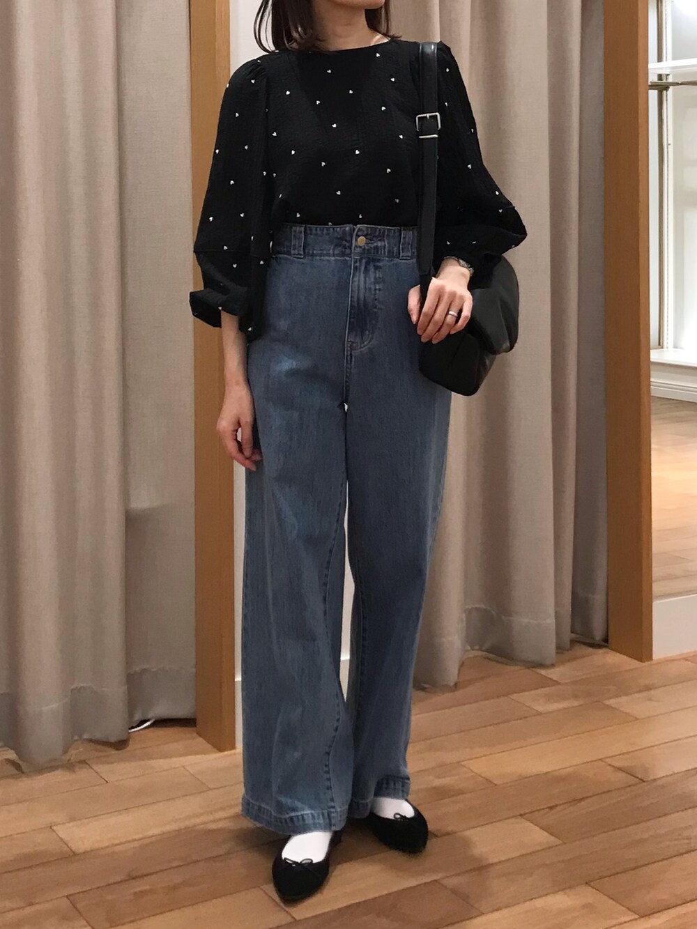 「デニム、秋コーデ、お出かけコーデ、休日スタイル、大人女子、大人かわいい、シンプル、オトナカジュアル、ootd、秋冬コーデ、秋のコーデ、パンツコーデ、秋カラー、秋物」｜「fredy emueの【WEB限定デザインあり】刺繍袖ボリュームブラウス（シャツ/ブラウス、ブラック系）」を使った、Wajikiさん（レディース・157cm）の秋コーディネートの4枚目の写真