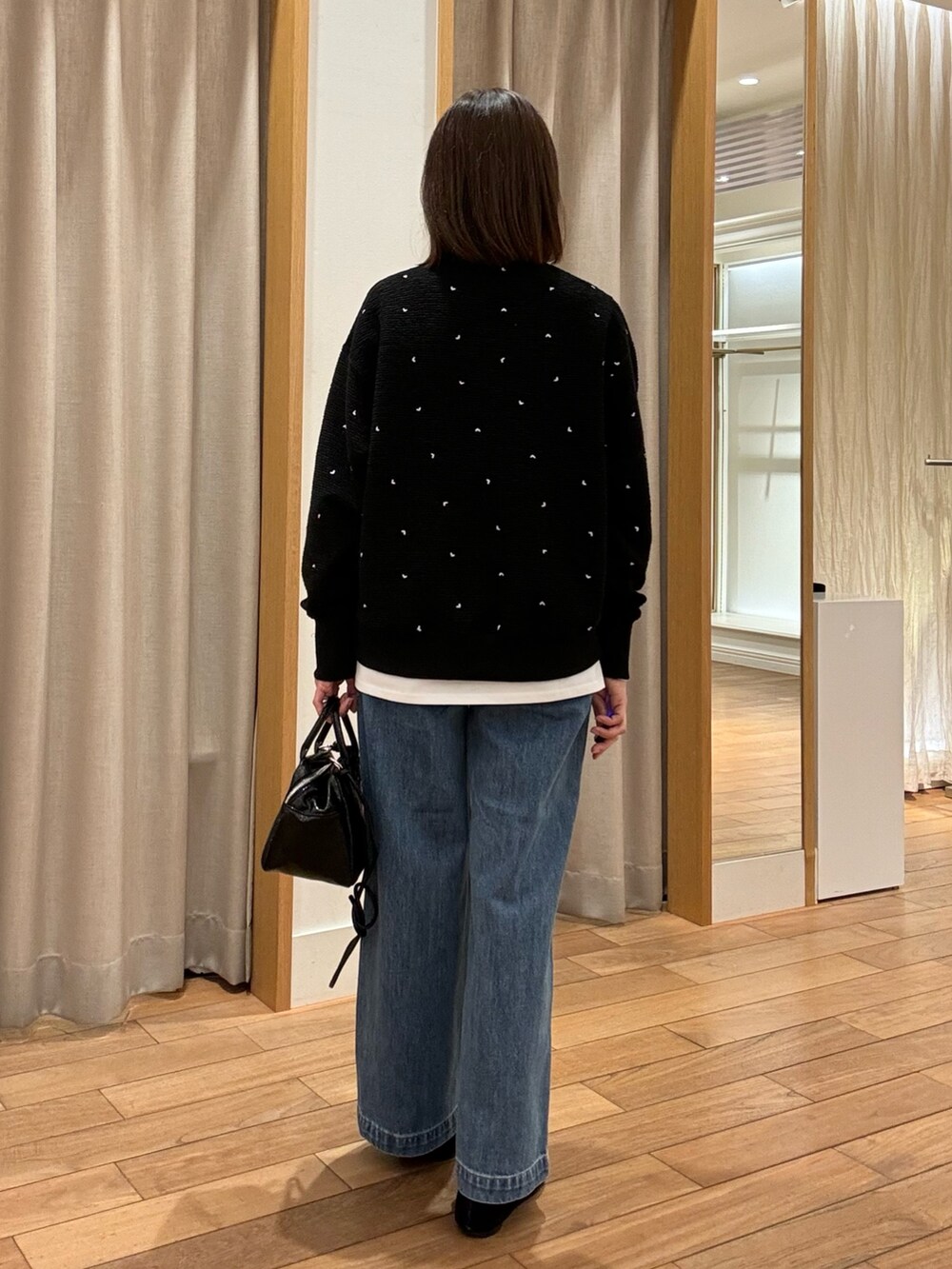 「スウェット、ショルダーバッグ、冬コーデ、きれいめカジュアル、お出かけコーデ、デニム、秋服コーデ、大人かわいい、着回しコーデ、大人女子、秋服、ootd、オトナカワイイ、今日のコーデ、冬」｜「fredy emueのシルケットPHOTO ロンTシャツ（Tシャツ/カットソー、ホワイト系）」を使った、Wajikiさん（レディース・157cm）の秋コーディネートの2枚目の写真