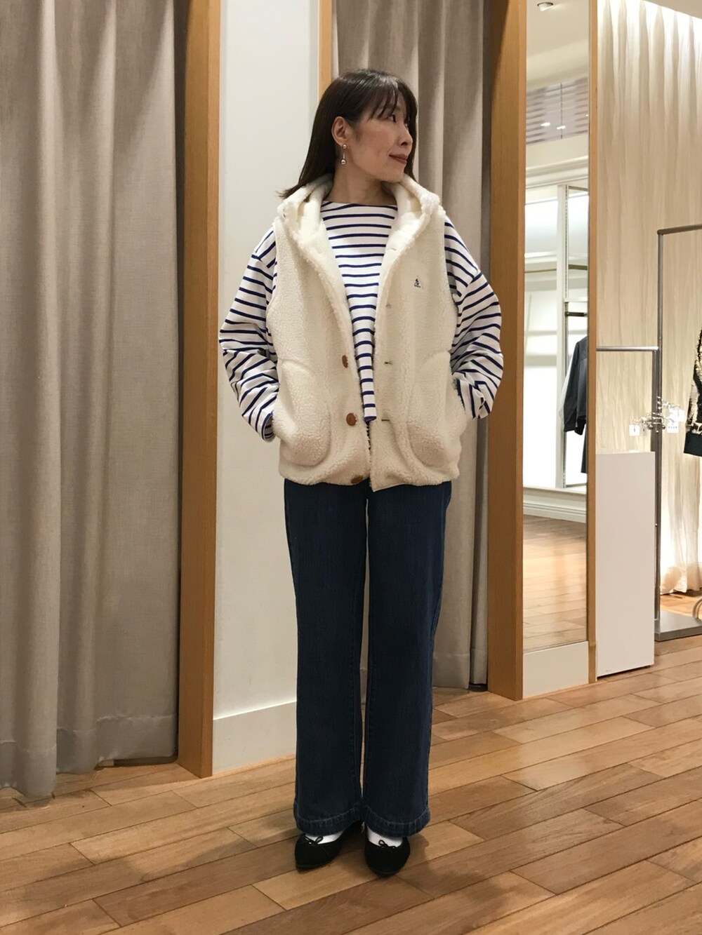 「レイヤードスタイル、デニム、休日スタイル、ショルダーバッグ、冬コーデ、お出かけコーデ、パーカー、秋冬コーデ、おでかけコーデ、今日のコーデ、レイヤード、冬アウター、着回しコーデ、ラフコーデ、アウターコーデ」｜「fredy emueのセミワイドデニムパンツ（デニムパンツ、ブルー系）」を使った、Wajikiさん（レディース・157cm）の秋コーディネートの4枚目の写真