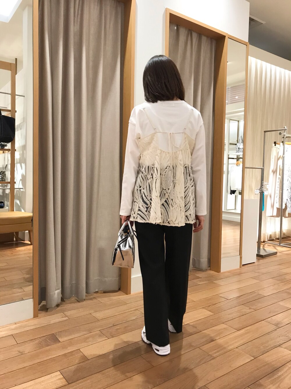 「ビスチェ、ショルダーバッグ、シアートップス、スニーカー、お出かけコーデ、秋コーデ、モノトーン、大人かわいい、オトナカジュアル、大人女子、秋のコーデ、レイヤードスタイル、おでかけコーデ、秋冬コーデ、スニーカーコーデ」｜「fredy emueのチュールバテンレースキャミビスチェ（キャミソール、ホワイト系）」を使った、Wajikiさん（レディース・157cm）の秋コーディネートの2枚目の写真
