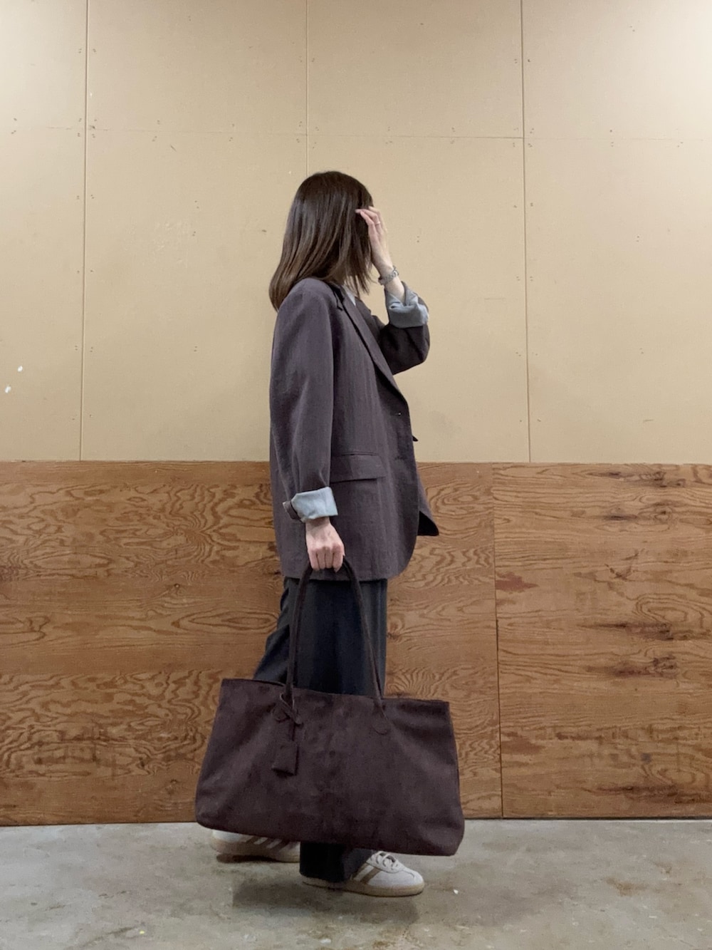 ブラウン系のトートバッグ、ホワイト系のTシャツ/カットソー、ブラウン系のテーラードジャケットを着用したレディースの春コーディネートの2枚目の写真