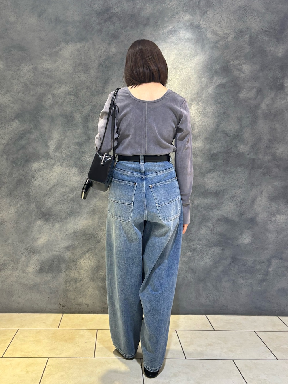 「大人ファッション、オトナ女子、オトナカワイイ、春服コーデ、今日のコーデ、大人コーデ、レディースファッション、ootd、春服、ハンドバッグ、グレー、着回しコーデ、トレンド、オトナカジュアル、パンツコーデ」｜「fredy emueのハイウエストルーズデニムパンツ（デニムパンツ、ブルー系）」を使った、Wajikiさん（レディース・157cm）の冬コーディネートの2枚目の写真
