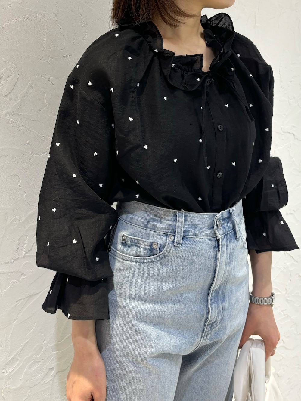「春色、今日のコーデ、春先取り、オトナ女子、春服コーデ、大人かわいい、休日スタイル、春服、フリルブラウス、きれいめコーディネート、レディースファッション、シアートップス、デイリーカジュアル、シャツスタイル、オトナカジュアル」｜「fredy emueの【OUTDOOR PRODUCTS /アウトドアプロダクツ】2wayベルトトートバックS（ショルダーバッグ、ホワイト系）」を使った、Wajikiさん（レディース・157cm）の冬コーディネートの5枚目の写真