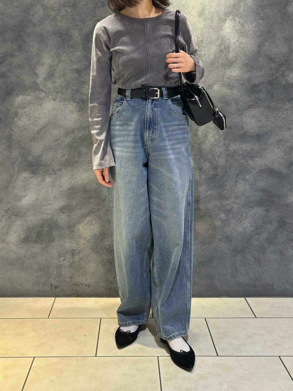 「大人ファッション、オトナ女子、オトナカワイイ、春服コーデ、今日のコーデ、大人コーデ、レディースファッション、ootd、春服、ハンドバッグ、グレー、着回しコーデ、トレンド、オトナカジュアル、パンツコーデ」｜「fredy emueのハイウエストルーズデニムパンツ（デニムパンツ、ブルー系）」を使った、Wajikiさん（レディース・157cm）の冬コーディネートの3枚目の写真
