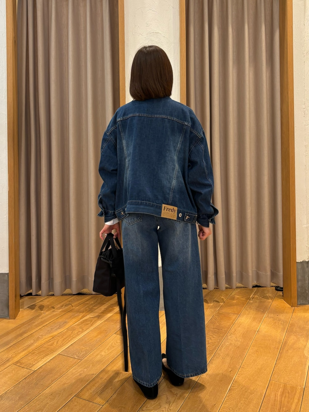 「春めき満開コーデ、春コーデ、大人カジュアル、デニムジャケット、休日スタイル、お出かけコーデ、ショルダーバッグ、キレイめカジュアル、おでかけコーデ、大人かわいい、パンツコーデ、リラックススタイル、初夏コーデ、デニムシャツ、春色」｜「fredy emueのFRセンタープレスセミワイドデニムパンツ（デニムパンツ、ブルー系）」を使った、Wajikiさん（レディース・157cm）の春コーディネートの2枚目の写真