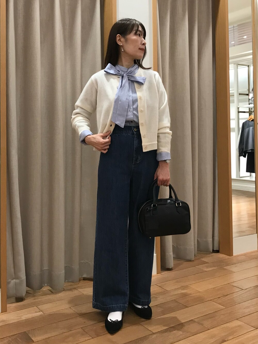 「ニット、冬コーデ、きれいめカジュアル、お出かけコーデ、デニム、秋服コーデ、大人かわいい、着回しコーデ、大人女子、秋服、ootd、オトナカワイイ、冬、今日のコーデ、秋冬」｜「fredy emueのボウタイ2WAYブラウス（シャツ/ブラウス、ブルー系）」を使った、Wajikiさん（レディース・157cm）の秋コーディネートの3枚目の写真