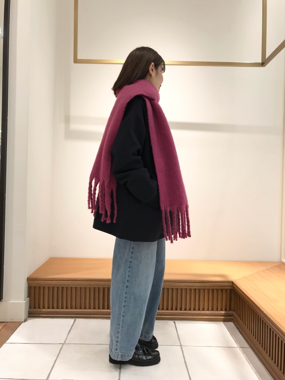 「ビッグシルエット、お出かけコーデ、コート、デニム、冬コーデ、ニット、秋服、オトナ女子、ニットコーデ、大人可愛い、休日スタイル、ゆるコーデ、オトナカワイイ、シンプルコーデ、秋服コーデ」｜「fredy emueのデニムセミワイドパンツ（デニムパンツ、ブルー系）」を使った、Wajikiさん（レディース・157cm）の秋コーディネートの2枚目の写真