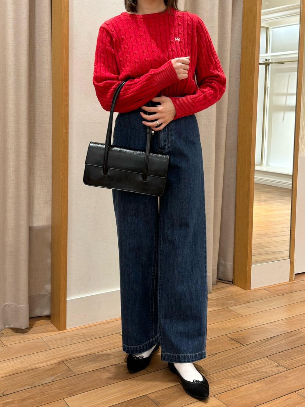 「冬コーデ、クリスマスに着たい服、デニム、ニット、休日スタイル、赤、ショルダーバッグ、カジュアルスタイル、オトナ女子、シンプル、シンプルスタイル、大人かわいい、冬、ロゴニット、きれいめカジュアル」｜「fredy emueのウール混FR刺繍ケーブル柄ニットプルオーバー（ニット/セーター、レッド系）」を使った、Wajikiさん（レディース・157cm）の冬コーディネートの6枚目の写真