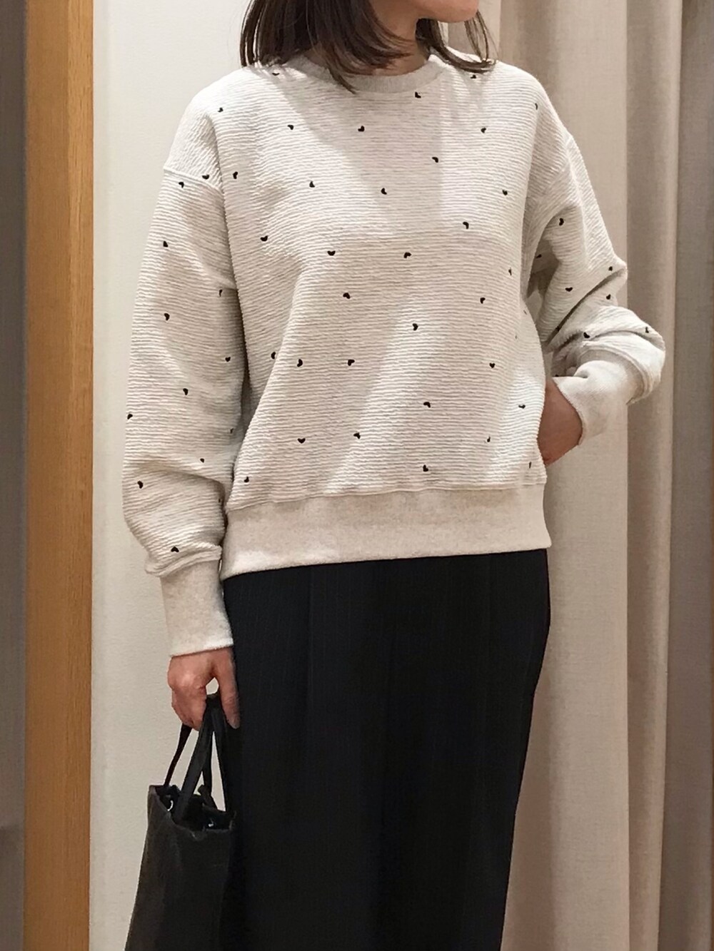 「秋コーデ、お出かけコーデ、モノトーン、休日スタイル、スウェット、大人女子、シンプル、大人かわいい、オトナカジュアル、秋カラー、ootd、秋のコーデ、秋冬コーデ、モノトーンコーデ、パンツコーデ」｜「fredy emueのハート刺繍スウェットプルオーバー（スウェット、グレー系）」を使った、Wajikiさん（レディース・157cm）の秋コーディネートの4枚目の写真