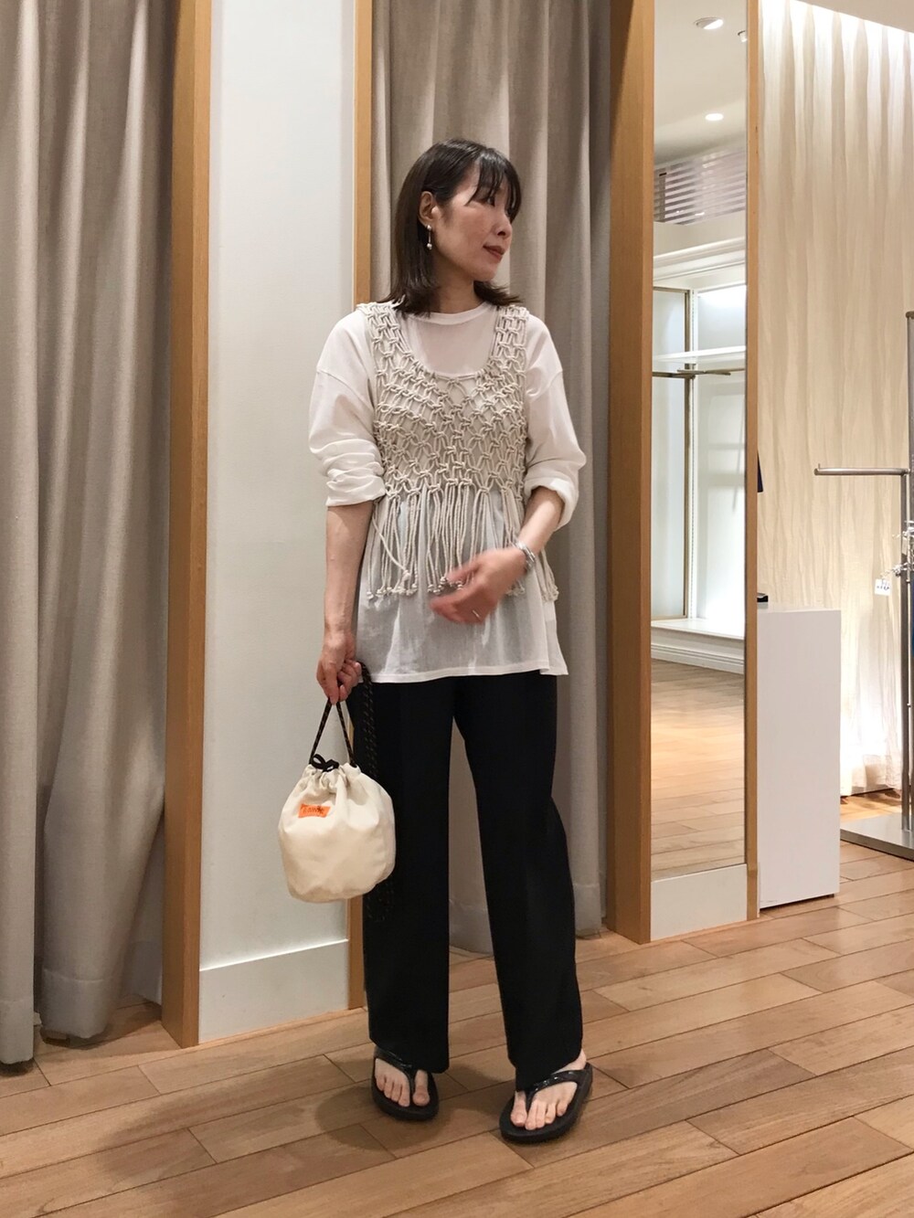 ホワイト系のシャツ/ブラウス、ホワイト系のTシャツ/カットソー、ブラック系のサンダルを着用したレディースの春コーディネートの2枚目の写真