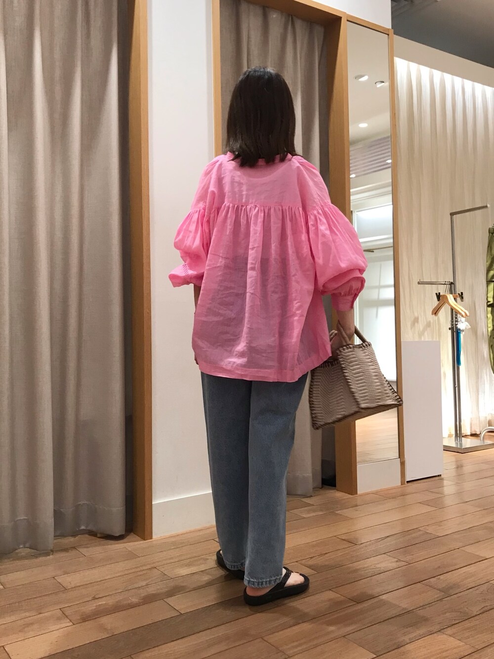 シルバー系のTシャツ/カットソー、ブルー系のデニムパンツ、ブラック系のサンダルを着用したレディースの夏コーディネートの2枚目の写真