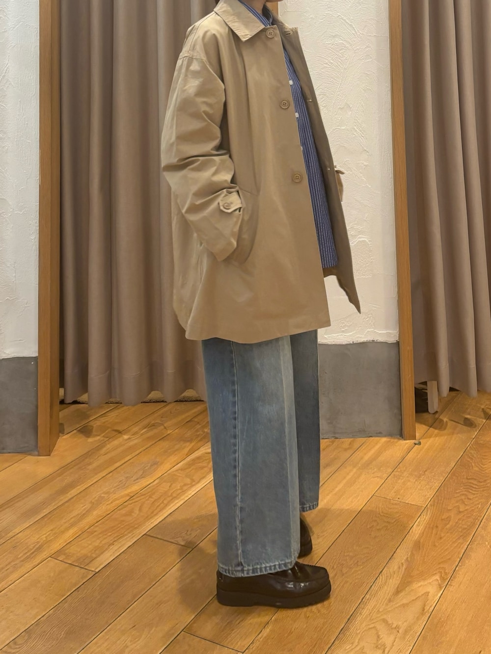 「春色、春めき満開コーデ、春コーデ、ローファー、大人カジュアル、休日スタイル、お出かけコーデ、春服コーデ、お花見コーデ、オトナ女子、大人ファッション、お花見、ラクチンコーデ、ゆるコーデ、トレンチコート」｜「fredy emueのFRセンタープレスセミワイドデニムパンツ（デニムパンツ、ブルー系）」を使った、Wajikiさん（レディース・157cm）の春コーディネートの3枚目の写真