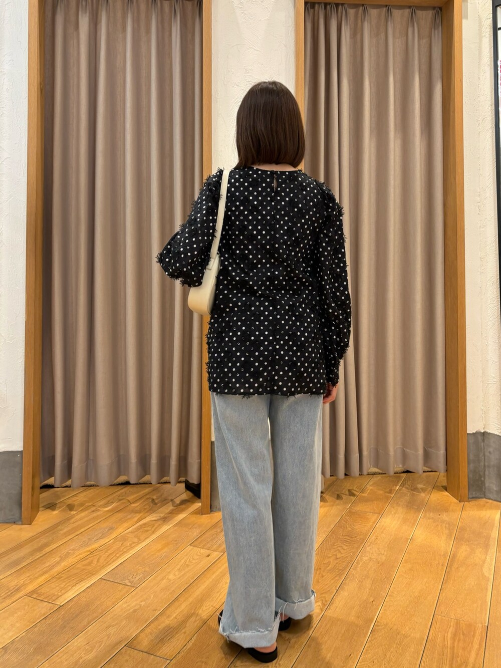 「春めき満開コーデ、春コーデ、大人カジュアル、フレアパンツ、休日スタイル、お出かけコーデ、ショルダーバッグ、カジュアルスタイル、パンツコーデ、オトナカジュアル、ブラック、シンプル、シャツ好き集まれ、はるコーデ、春服」｜「fredy emueの3D刺繍ドットチュニックブラウス（シャツ/ブラウス、ブラック系）」を使った、Wajikiさん（レディース・157cm）の春コーディネートの3枚目の写真