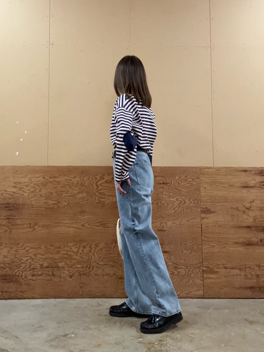 ブルー系のデニムパンツ、ブルー系のTシャツ/カットソーを着用したレディースの春コーディネートの4枚目の写真