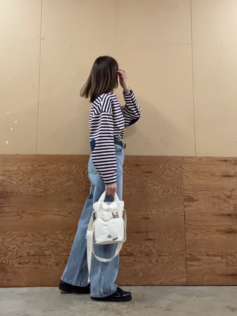 ブルー系のデニムパンツ、ブルー系のTシャツ/カットソーを着用したレディースの春コーディネートの2枚目の写真