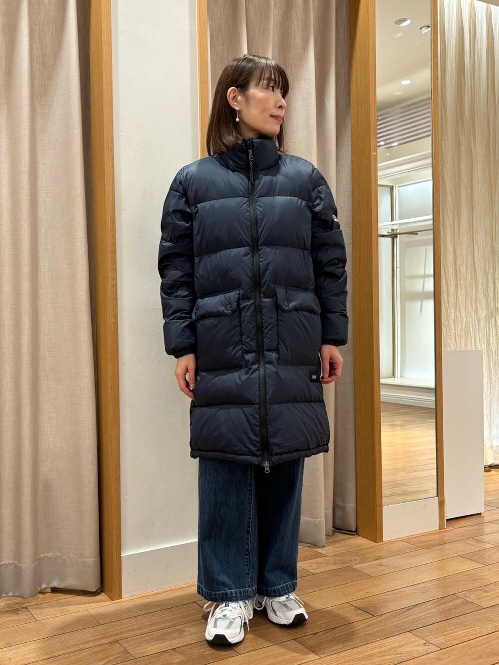「冬コーデ、モノトーン、デニム、ダウンジャケット、休日スタイル、ロングコート、冬アウター、オトナ女子、シンプル、シンプルスタイル、秋冬、大人かわいい、あったかコーデ、冬、スポーツミックス」｜「fredy emueの【TAION×fredy emue】PACKABLE 別注ボリュームダウンコート（ダウンジャケット/コート、ブルー系）」を使った、Wajikiさん（レディース・157cm）の冬コーディネートの4枚目の写真