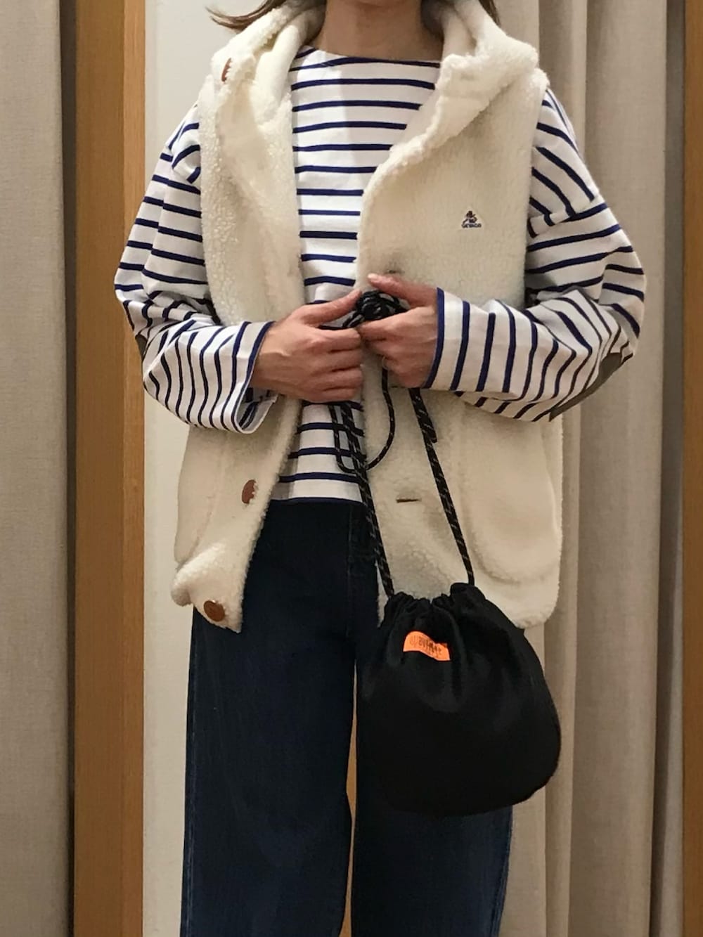 「レイヤードスタイル、デニム、休日スタイル、ショルダーバッグ、冬コーデ、お出かけコーデ、パーカー、秋冬コーデ、おでかけコーデ、今日のコーデ、レイヤード、冬アウター、着回しコーデ、ラフコーデ、アウターコーデ」｜「fredy emueのセミワイドデニムパンツ（デニムパンツ、ブルー系）」を使った、Wajikiさん（レディース・157cm）の秋コーディネートの6枚目の写真
