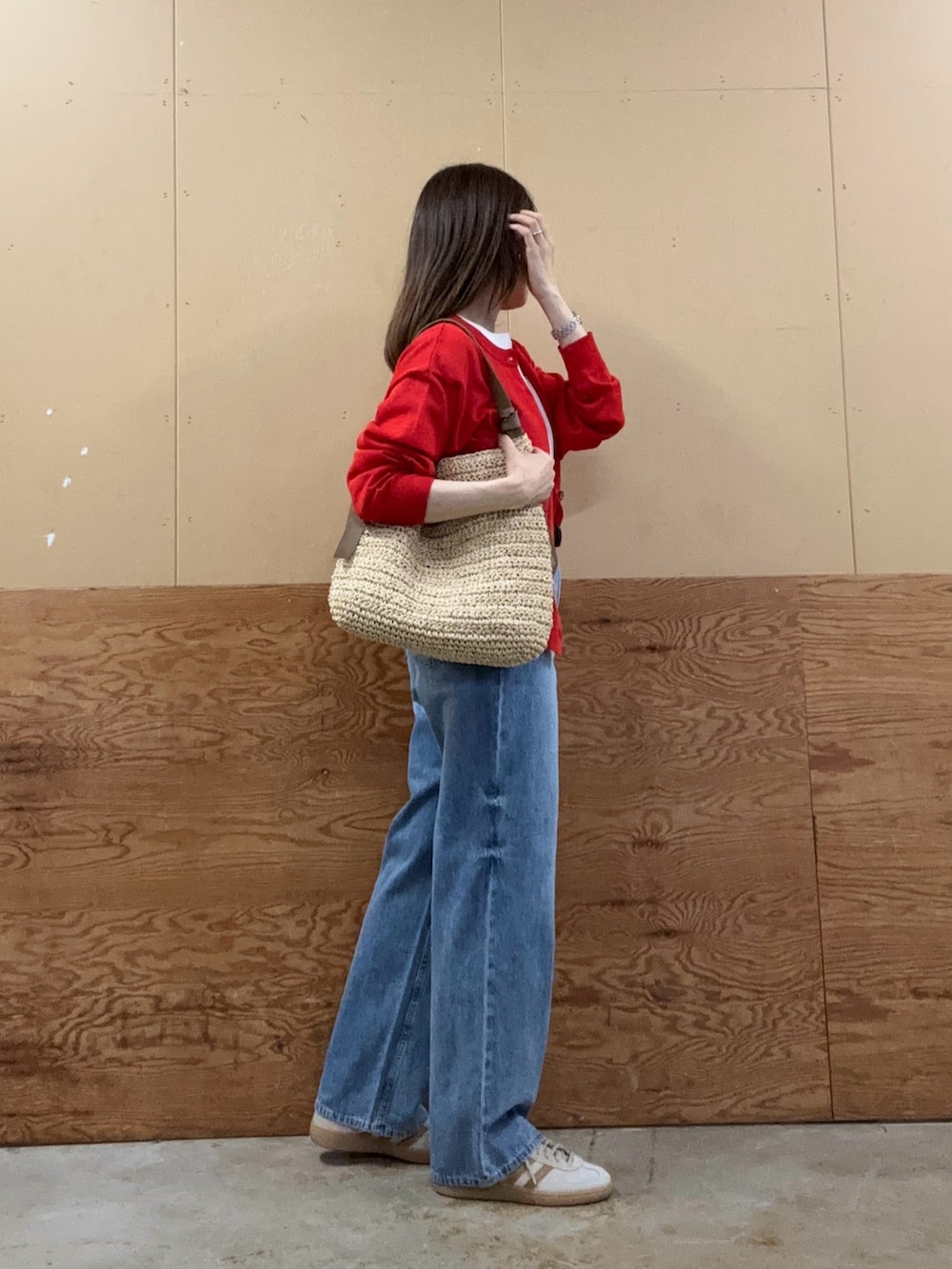 ホワイト系のTシャツ/カットソー、ブルー系のデニムパンツ、レッド系のカーディガン/ボレロを着用したレディースの春コーディネートの2枚目の写真