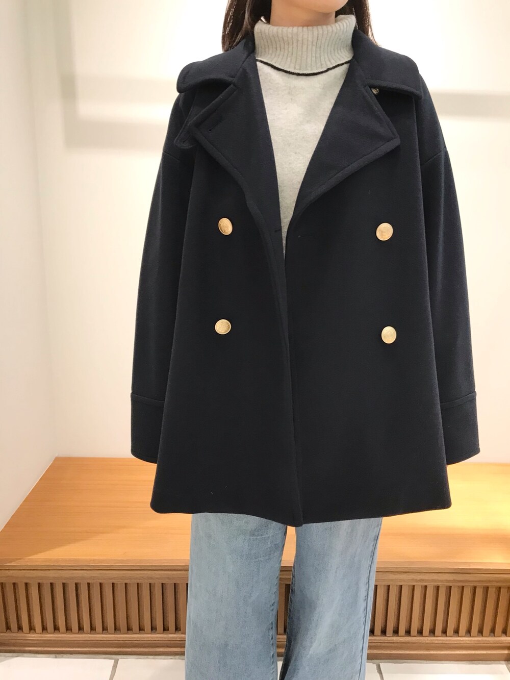 「ビッグシルエット、お出かけコーデ、コート、デニム、冬コーデ、ニット、秋服、オトナ女子、ニットコーデ、大人可愛い、休日スタイル、ゆるコーデ、オトナカワイイ、シンプルコーデ、秋服コーデ」｜「fredy emueのデニムセミワイドパンツ（デニムパンツ、ブルー系）」を使った、Wajikiさん（レディース・157cm）の秋コーディネートの4枚目の写真
