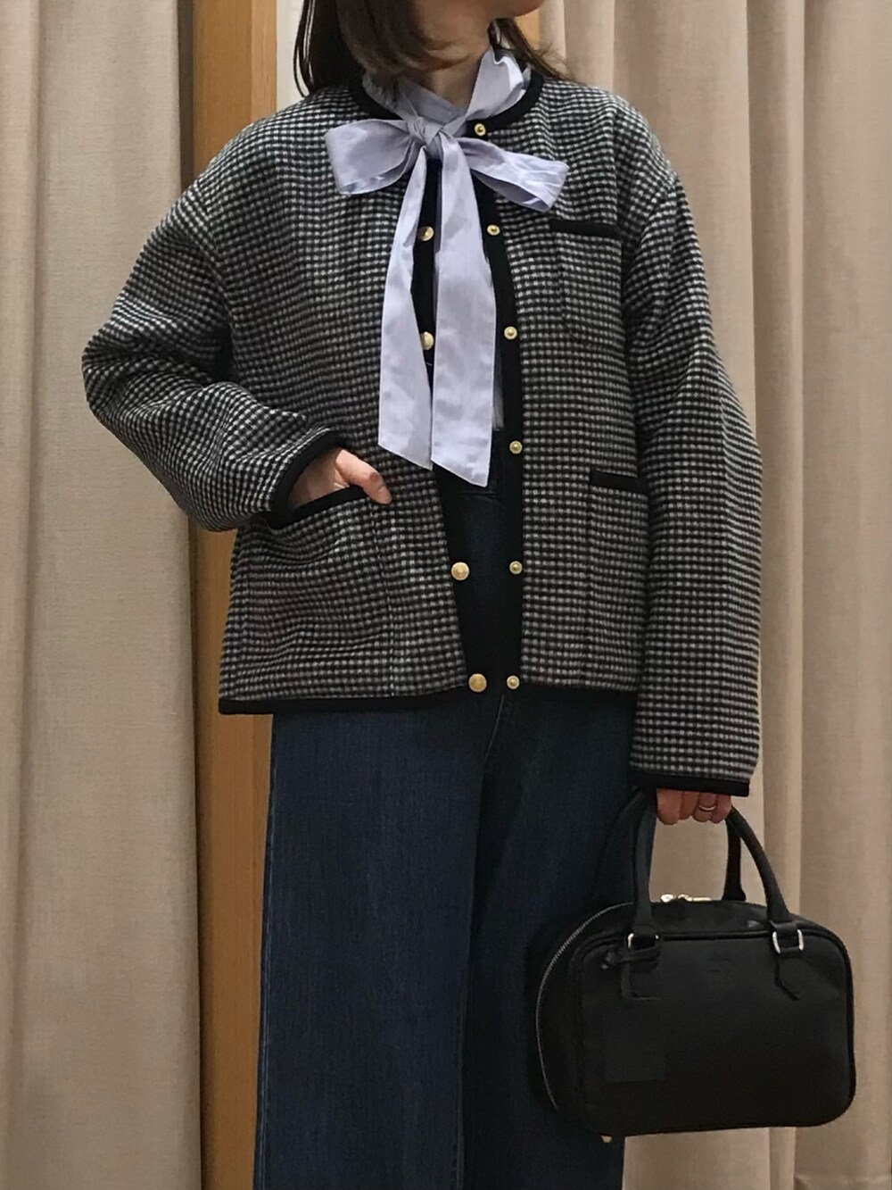 「チェック、冬コーデ、きれいめカジュアル、お出かけコーデ、デニム、秋服コーデ、大人かわいい、着回しコーデ、秋冬、大人女子、秋服、ootd、冬、今日のコーデ、オトナカワイイ」｜「fredy emueのレザースクエアボストンバック（ハンドバッグ、ブラック系）」を使った、Wajikiさん（レディース・157cm）の秋コーディネートの6枚目の写真