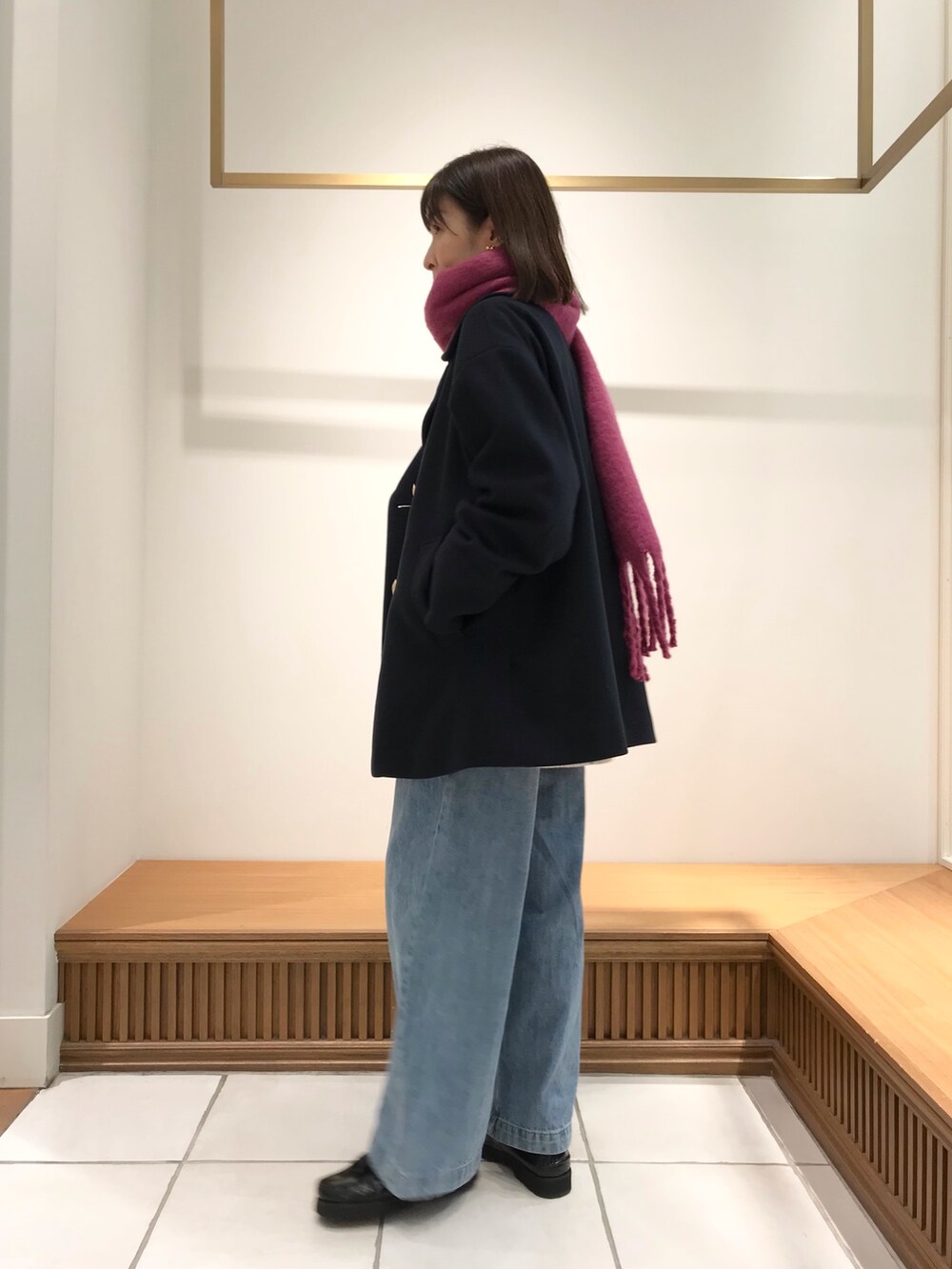 「ビッグシルエット、お出かけコーデ、コート、デニム、冬コーデ、ニット、秋服、オトナ女子、ニットコーデ、大人可愛い、休日スタイル、ゆるコーデ、オトナカワイイ、シンプルコーデ、秋服コーデ」｜「fredy emueのデニムセミワイドパンツ（デニムパンツ、ブルー系）」を使った、Wajikiさん（レディース・157cm）の秋コーディネートの3枚目の写真