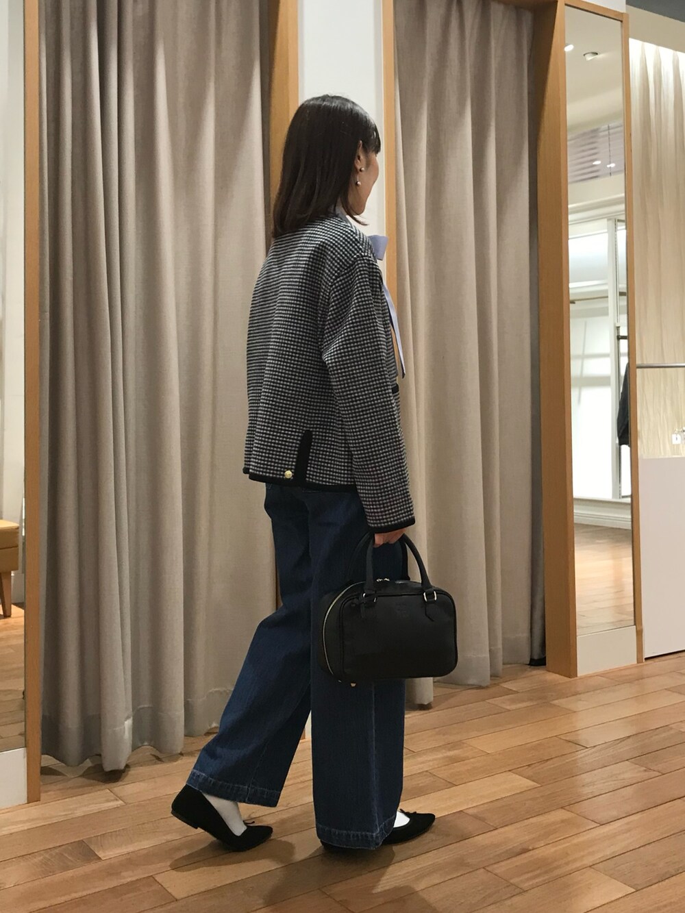 「チェック、冬コーデ、きれいめカジュアル、お出かけコーデ、デニム、秋服コーデ、大人かわいい、着回しコーデ、秋冬、大人女子、秋服、ootd、冬、今日のコーデ、オトナカワイイ」｜「fredy emueのレザースクエアボストンバック（ハンドバッグ、ブラック系）」を使った、Wajikiさん（レディース・157cm）の秋コーディネートの5枚目の写真