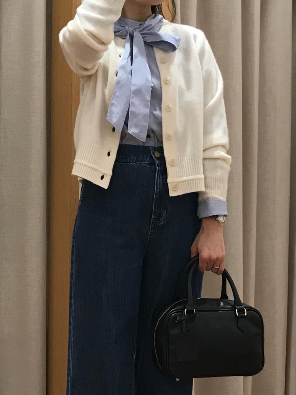 「ニット、冬コーデ、きれいめカジュアル、お出かけコーデ、デニム、秋服コーデ、大人かわいい、着回しコーデ、大人女子、秋服、ootd、オトナカワイイ、冬、今日のコーデ、秋冬」｜「fredy emueのボウタイ2WAYブラウス（シャツ/ブラウス、ブルー系）」を使った、Wajikiさん（レディース・157cm）の秋コーディネートの5枚目の写真