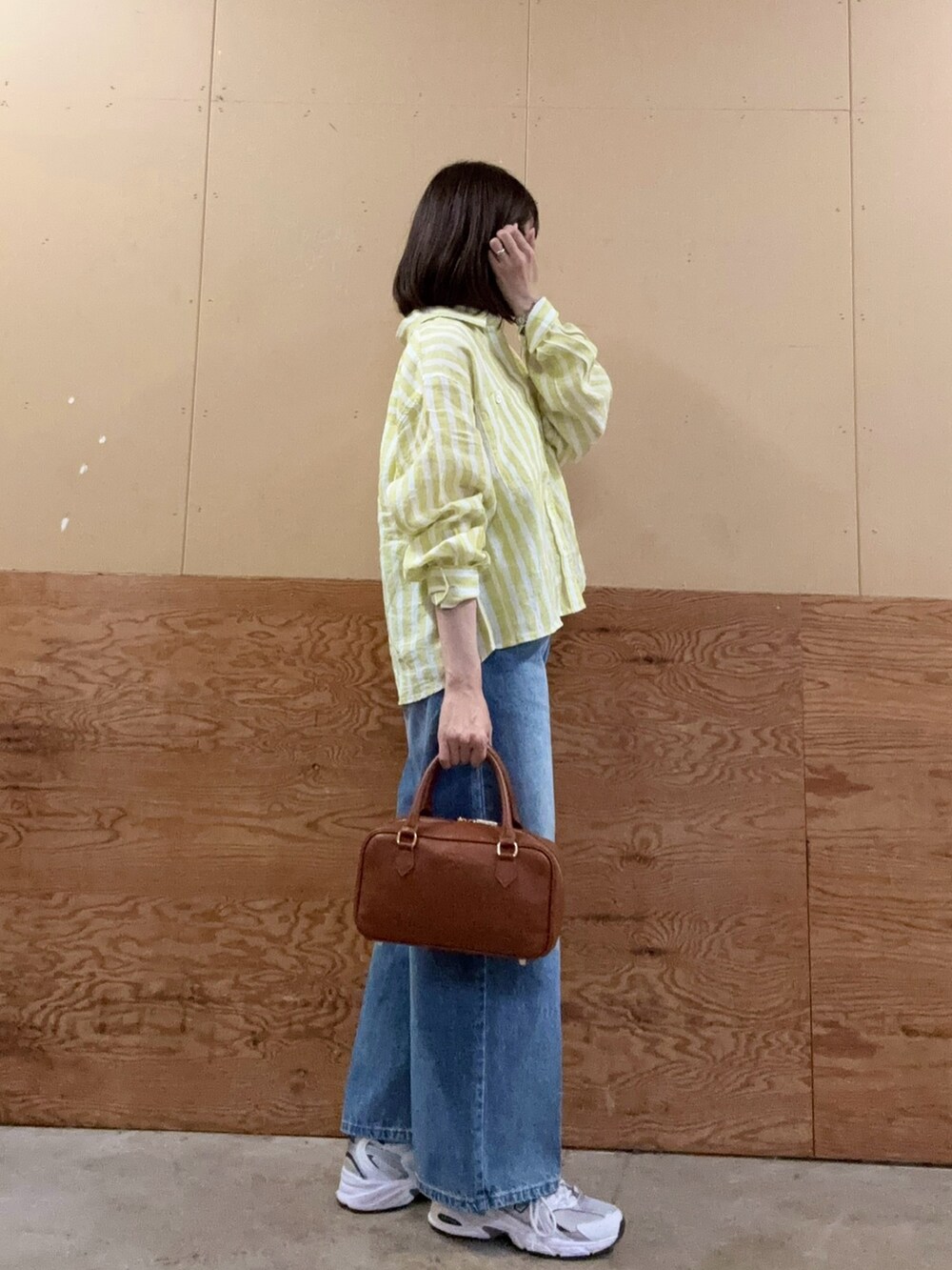 「春色、休日スタイル、スニーカー、お出かけコーデ、大人カジュアル、ストライプシャツ、春夏コーデ、シンプルコーデ、ootd、オトナカワイイ、シャツスタイル、カラーコーデ、キレイめ、イエロー、オトナカジュアル」｜「fredy emueのFRセンタープレスセミワイドデニムパンツ（デニムパンツ、ブルー系）」を使った、Wajikiさん（レディース・157cm）の春コーディネートの2枚目の写真