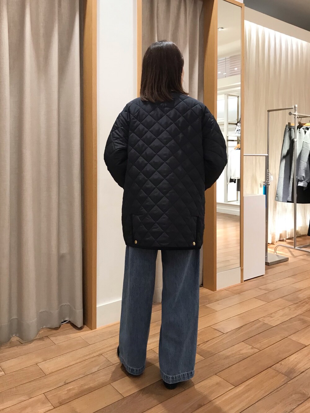 「デニム、秋コーデ、チェック、お出かけコーデ、休日スタイル、大人女子、シンプル、大人かわいい、オトナカジュアル、秋カラー、ootd、秋のコーデ、秋冬コーデ、パンツコーデ、ブルー」｜「Traditional Weatherwearの【別注】【Traditional Weatherwear/トラディショナル ウェザーウェア】ARKLEY MIDDLE A-LINE コート（ブルゾン、ブルー系）」を使った、Wajikiさん（レディース・157cm）の秋コーディネートの2枚目の写真