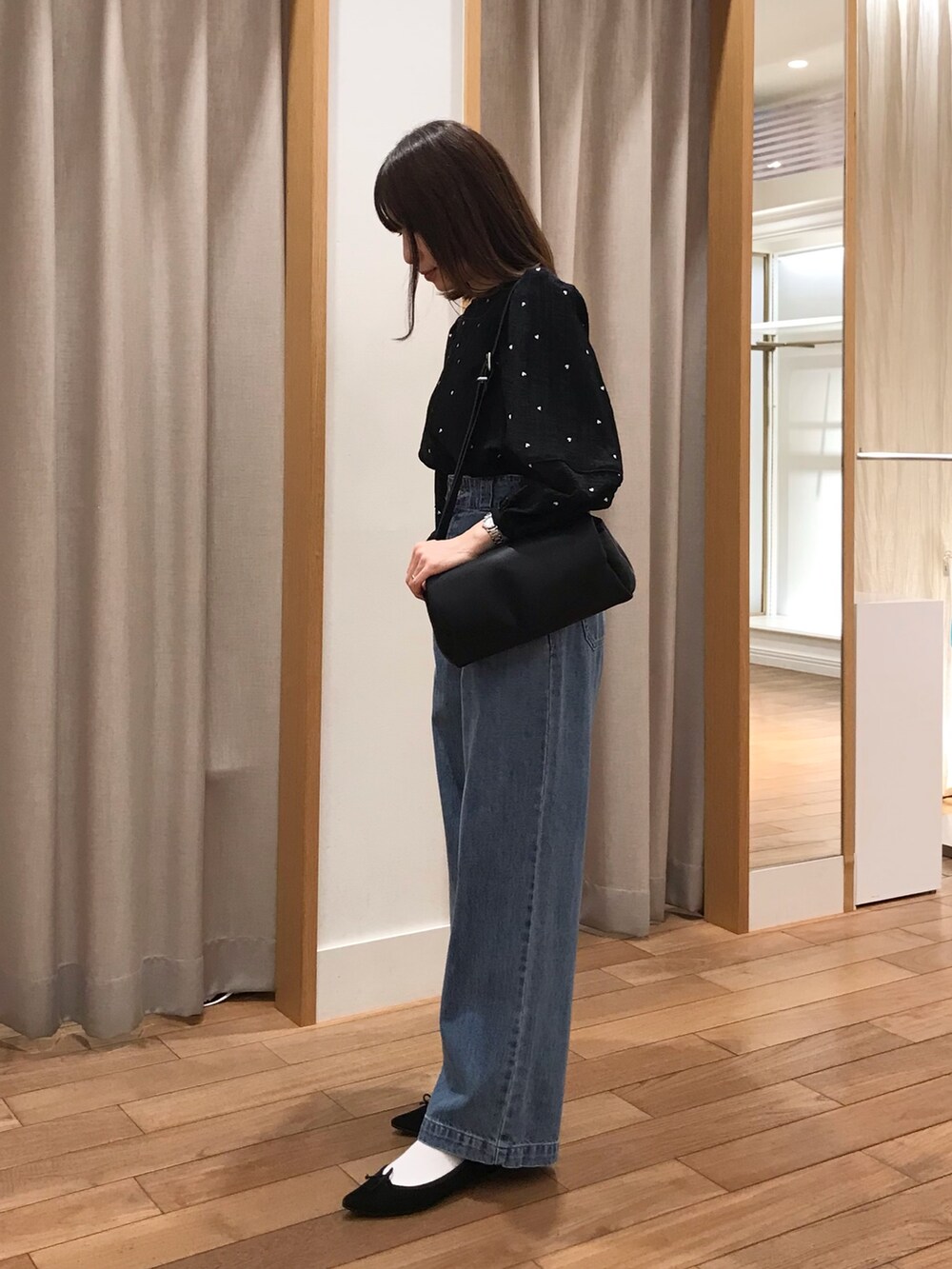 「デニム、秋コーデ、お出かけコーデ、休日スタイル、大人女子、大人かわいい、シンプル、オトナカジュアル、ootd、秋冬コーデ、秋のコーデ、パンツコーデ、秋カラー、秋物」｜「fredy emueの【WEB限定デザインあり】刺繍袖ボリュームブラウス（シャツ/ブラウス、ブラック系）」を使った、Wajikiさん（レディース・157cm）の秋コーディネートの3枚目の写真