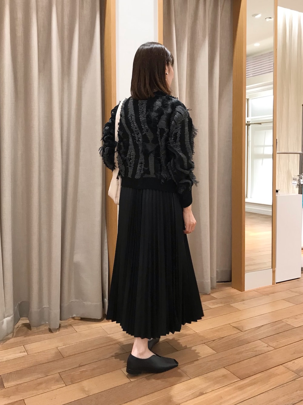 「休日スタイル、カーディガン、ロングスカート、秋コーデ、モノトーン、ショルダーバッグ、秋のコーデ、おでかけコーデ、秋色、スカートスタイル、秋、スカートコーデ、ニットコーデ、秋冬コーデ、セットアップ」｜「fredy emueのフェイクレザープリーツスカート（スカート、ブラック系）」を使った、Wajikiさん（レディース・157cm）の秋コーディネートの2枚目の写真