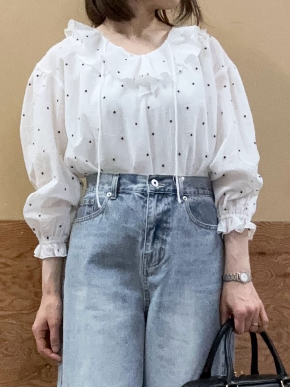 「ショルダーバッグ、休日スタイル、お出かけコーデ、大人カジュアル、春夏コーデ、シンプルコーデ、ootd、シャツスタイル、キレイめ、オトナカジュアル、大人女子、ホワイト、ブラウス×デニム、シャツ/ブラウス、オトナカワイイ」｜「fredy emueのドット刺繍フリルカラーブラウス（シャツ/ブラウス、ホワイト系）」を使った、Wajikiさん（レディース・157cm）の春コーディネートの5枚目の写真