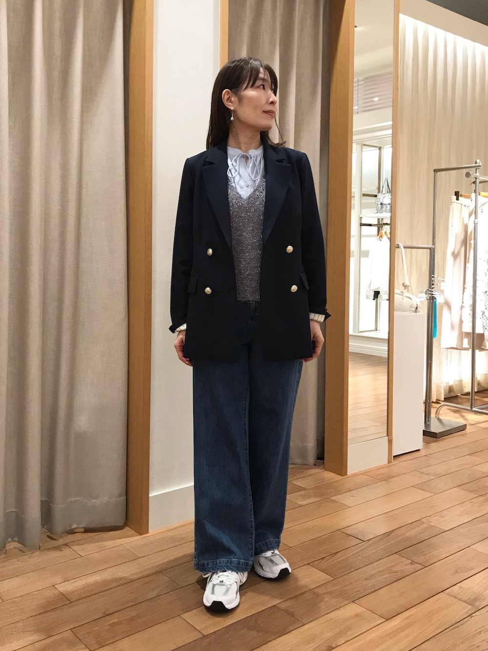 「ベスト、デニム、シャツスタイル、スニーカー、お出かけコーデ、秋コーデ、秋のコーデ、秋冬コーデ、レイヤードスタイル、大人女子、大人かわいい、おでかけコーデ、ニットコーデ、デニムコーデ、ブルー」｜「fredy emueのシルキーレーヨン前開きギャザーブラウス（シャツ/ブラウス、ブルー系）」を使った、Wajikiさん（レディース・157cm）の秋コーディネートの4枚目の写真