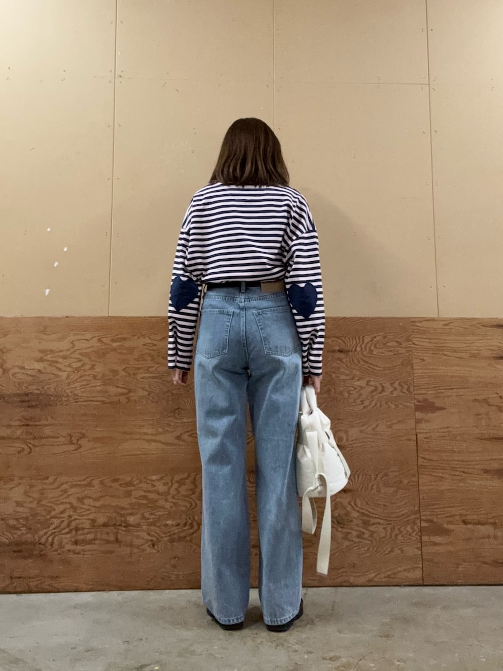 ブルー系のデニムパンツ、ブルー系のTシャツ/カットソーを着用したレディースの春コーディネートの3枚目の写真