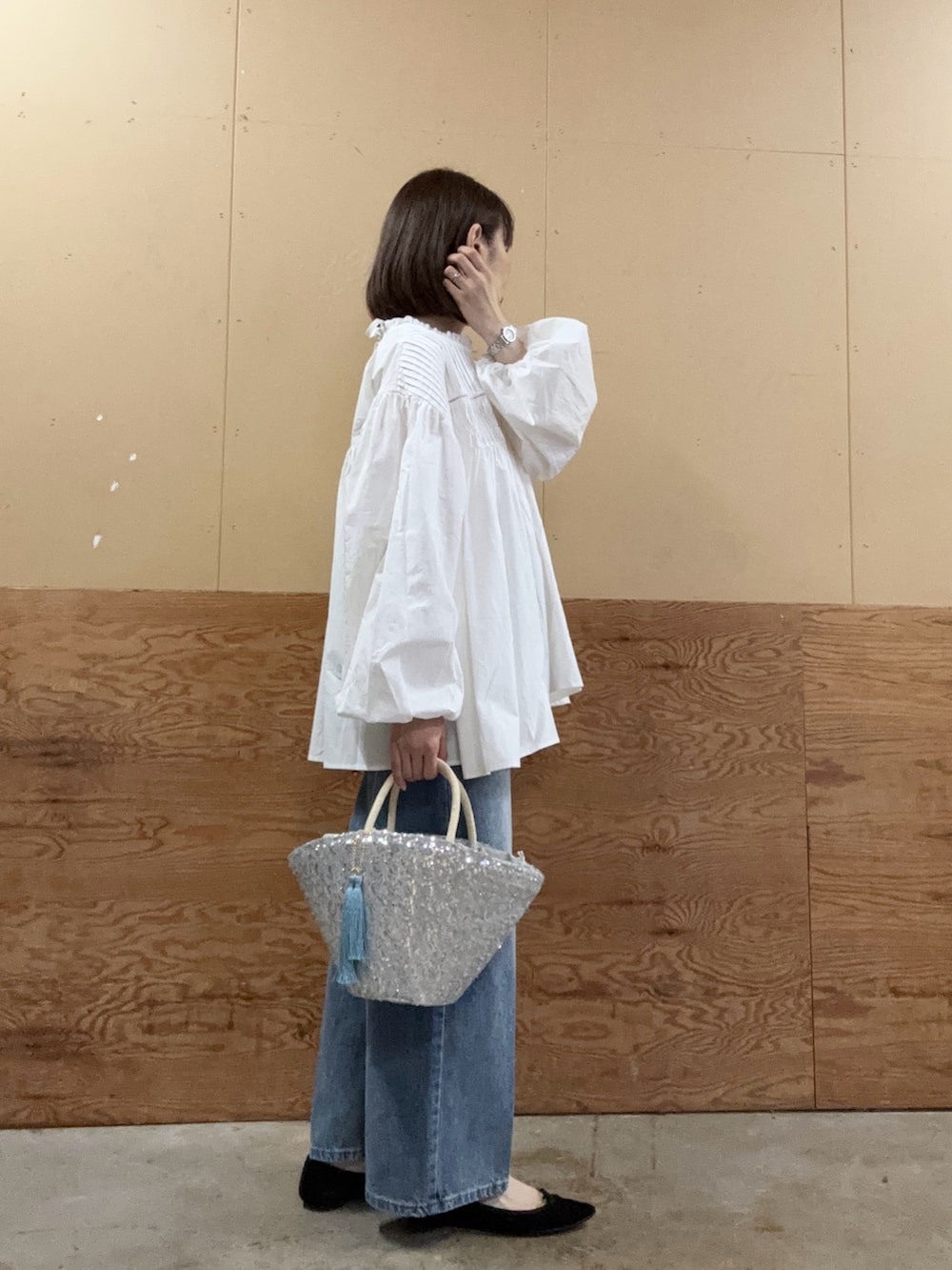 「春色、休日スタイル、お出かけコーデ、大人カジュアル、春夏コーデ、大人女子、シンプルコーデ、ootd、オトナカワイイ、シャツスタイル、キレイめ、初春コーデ、カジュアルスタイル、シャツ/ブラウス、オトナカジュアル」｜「fredy emueのFRセンタープレスセミワイドデニムパンツ（デニムパンツ、ブルー系）」を使った、Wajikiさん（レディース・157cm）の春コーディネートの2枚目の写真