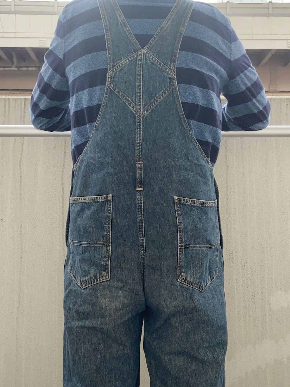 その他のサロペット/オーバーオールを着用したメンズの冬コーディネートの5枚目の写真