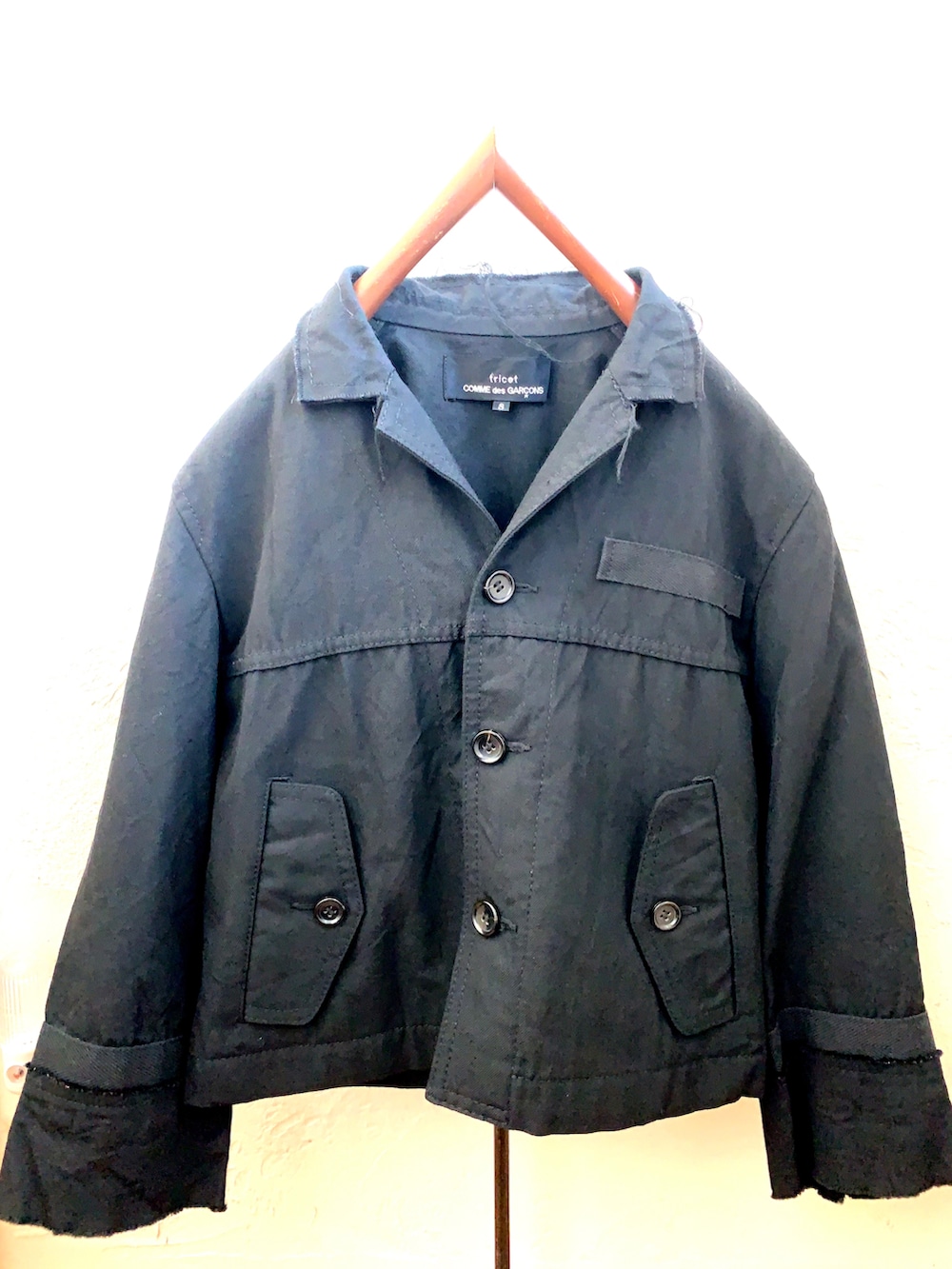 ブラック系のジャケット/アウター、シルバー系のスカート、グリーン系のパンプスを着用したレディースの冬コーディネートの4枚目の写真