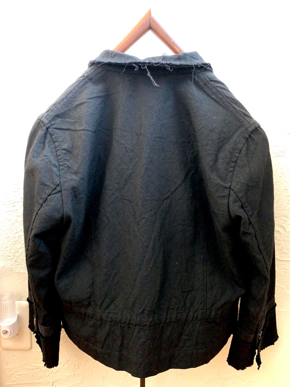 ブラック系のジャケット/アウター、シルバー系のスカート、グリーン系のパンプスを着用したレディースの冬コーディネートの5枚目の写真