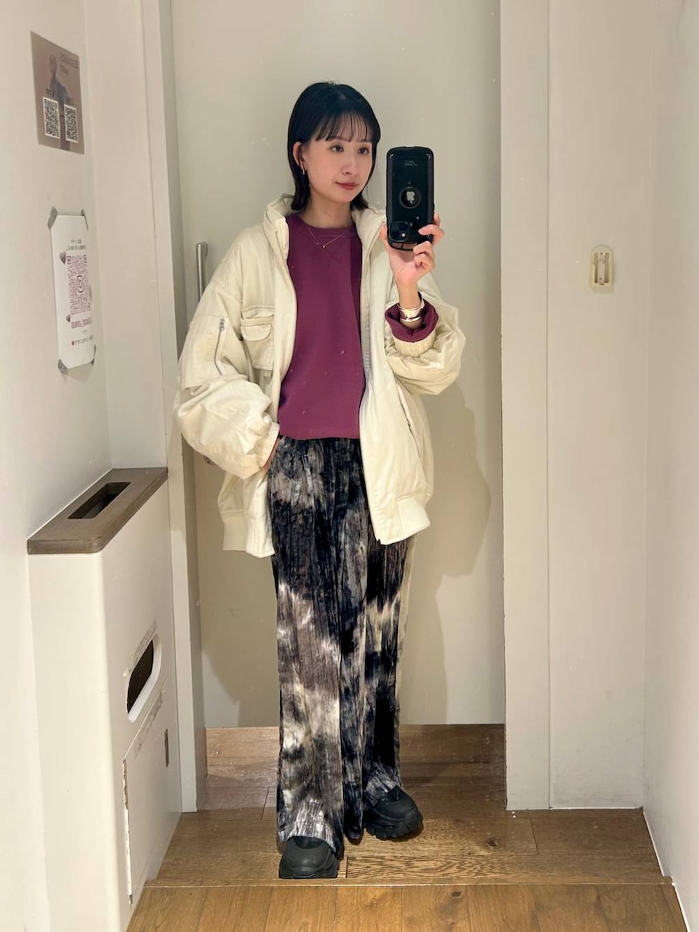 パープル系のニット/セーター、ブラック系のブーツ、グレー系のその他パンツを着用したレディースの秋コーディネートの2枚目の写真